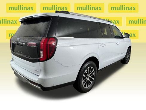Certified 2025 Ford Expedition Max Platinum image 4