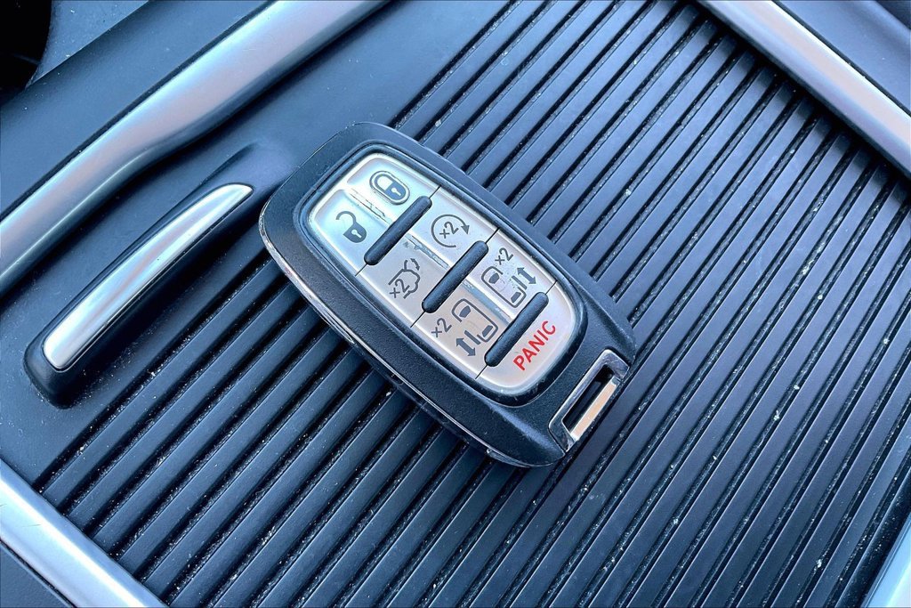 Used 2024 Chrysler Pacifica Touring-L FWD image 33