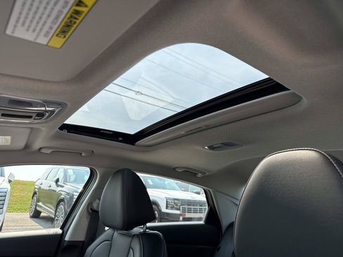 Certified 2024 Hyundai Elantra Limited FWD image 4