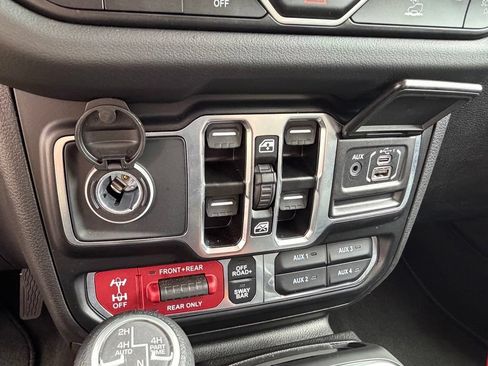 Certified 2025 Jeep Wrangler Unlimited Rubicon 4xe w/ Convenience Group AWD/4WD image 26
