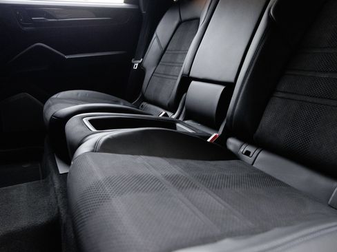 Certified 2025 Porsche Cayenne Turbo GT AWD/4WD image 29