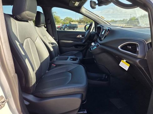 New 2026 Chrysler Pacifica Select image 18