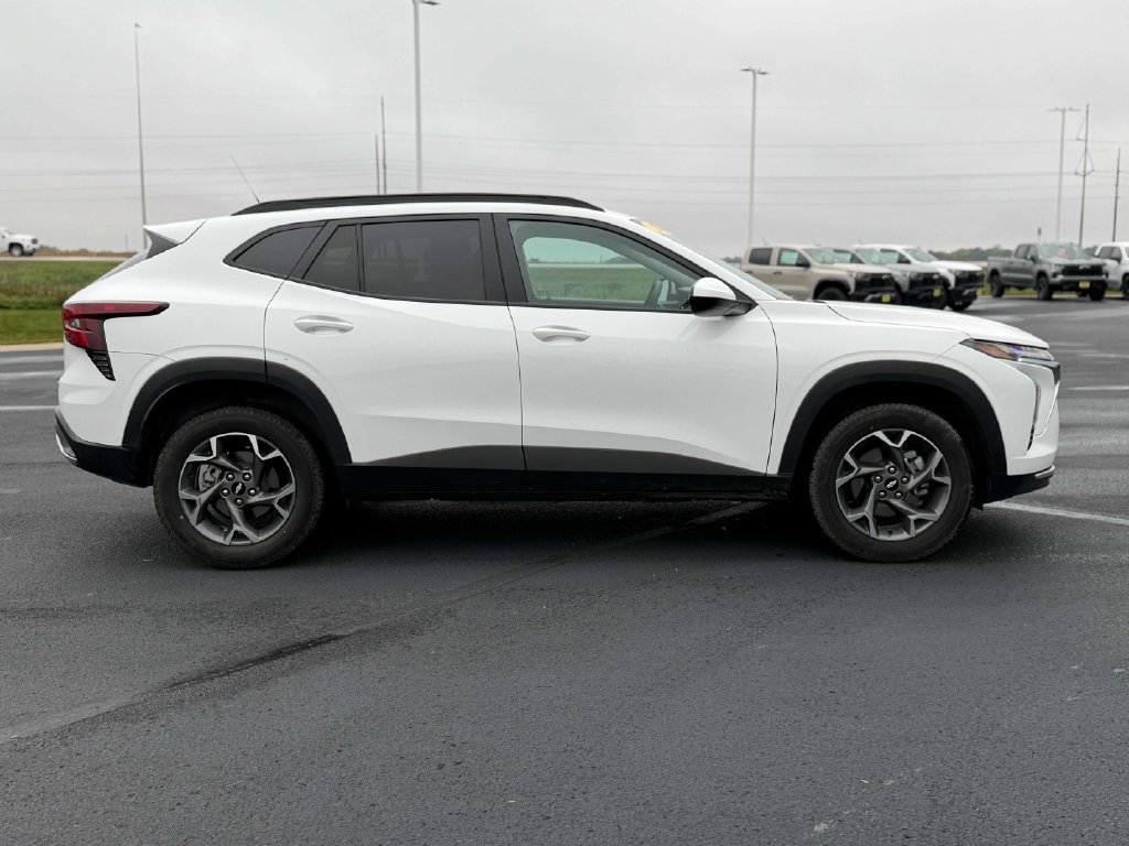 Used 2025 Chevrolet Trax LT FWD image 6