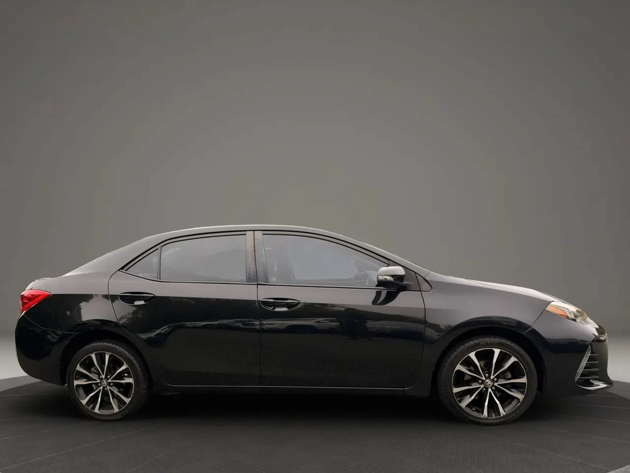 Used 2017 Toyota Corolla XSE FWD image 6