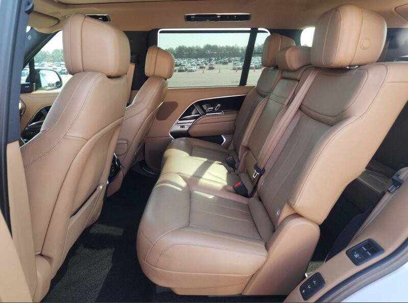 Used 2023 Land Rover Range Rover Long Wheelbase SE AWD/4WD image 7
