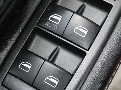 Used 2015 Chrysler Town & Country Touring-L w/ Driver Convenience Group image 14