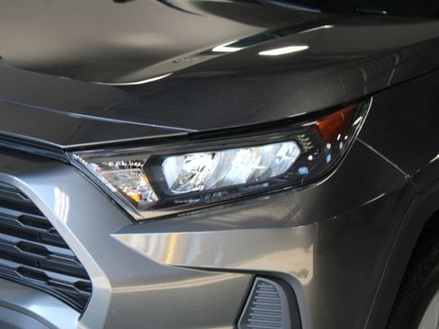 Used 2022 Toyota RAV4 LE AWD/4WD image 2
