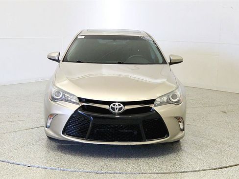 Used 2016 Toyota Camry SE w/ Moonroof Package FWD image 2