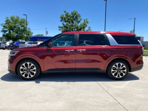 Used 2022 Kia Carnival EX FWD image 2