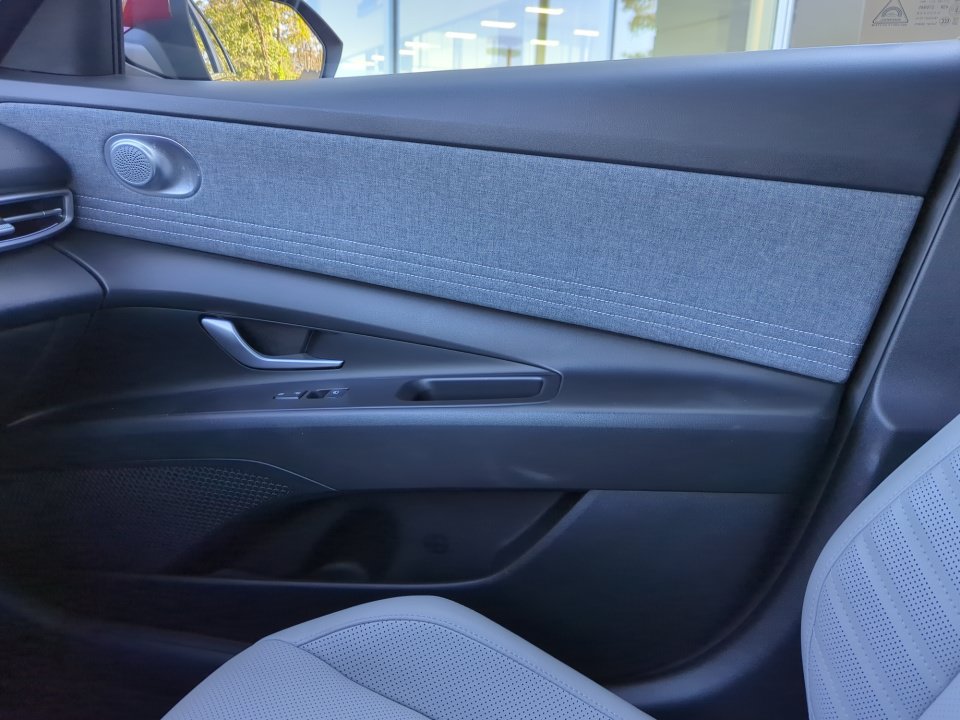 Used 2023 Hyundai Elantra Limited FWD image 34