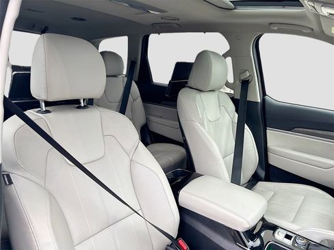 Used 2022 Kia Telluride EX image 32