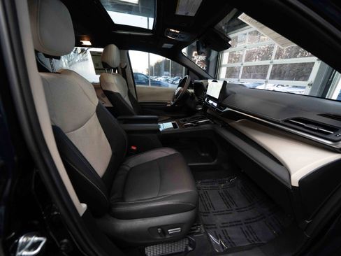 Used 2025 Toyota Sienna Platinum image 28