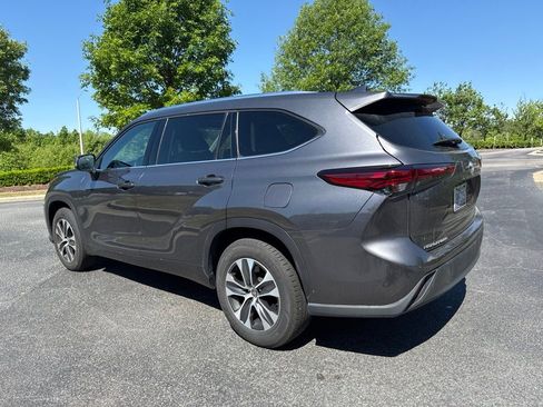 Used 2021 Toyota Highlander XLE FWD image 4