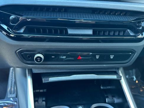 Used 2025 BMW 330i Sedan w/ M Sport Package image 23