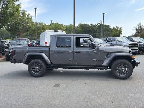 Certified 2025 Jeep Gladiator Sport AWD/4WD image 14