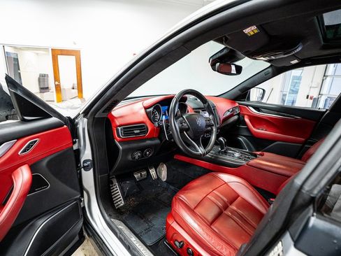 Used 2018 Maserati Levante S GranSport image 38