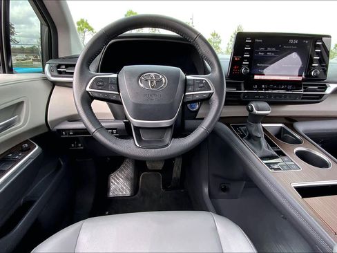 Used 2024 Toyota Sienna XLE image 5