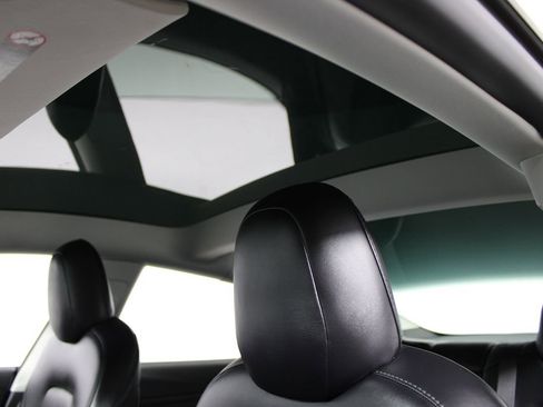 Used 2022 Tesla Model 3 Standard Range image 9