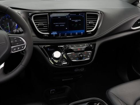 Certified 2025 Chrysler Pacifica Select AWD/4WD image 24