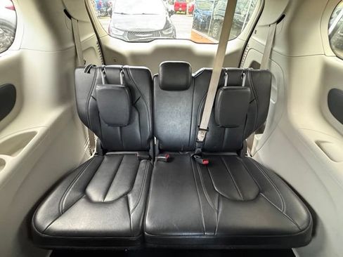 Used 2022 Chrysler Pacifica Touring-L FWD image 16