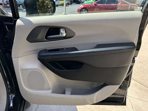 Used 2023 Chrysler Pacifica Touring-L FWD image 27