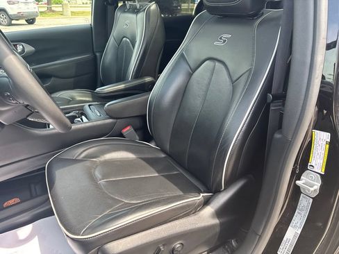 Used 2025 Chrysler Pacifica Limited FWD image 32