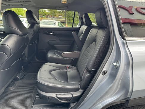 Used 2023 Toyota Highlander XLE AWD/4WD image 9