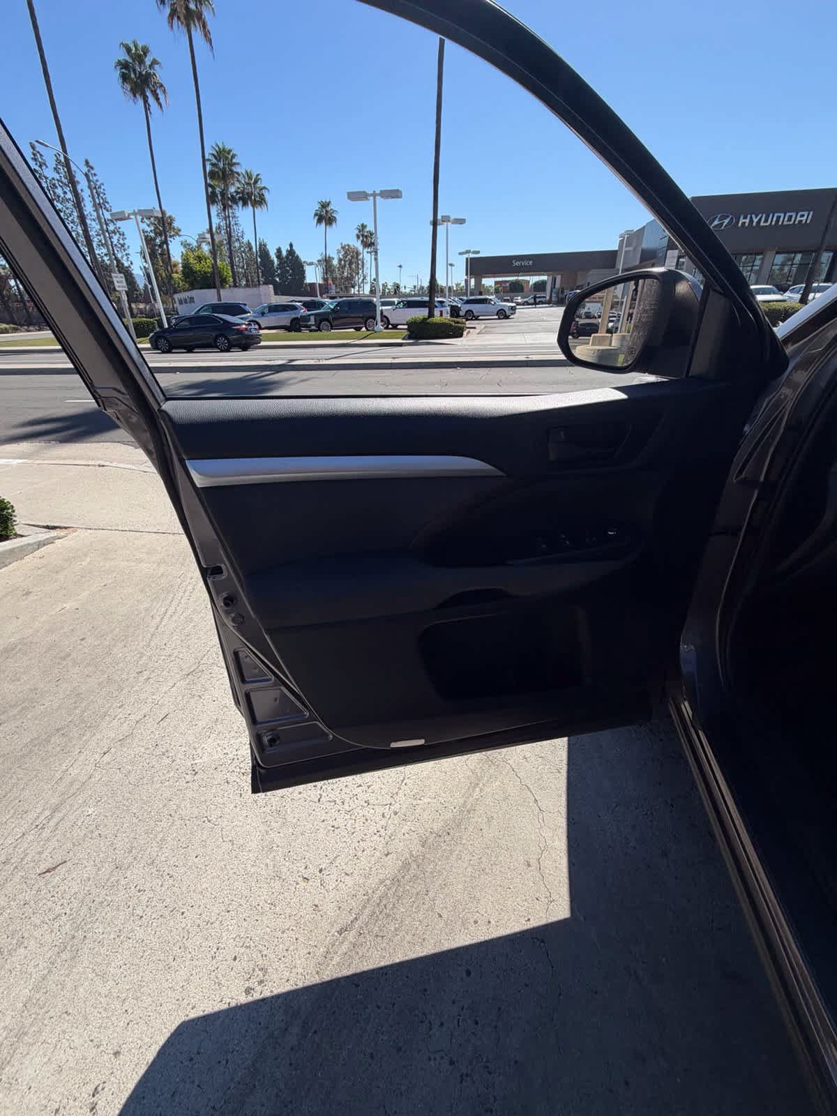 Used 2019 Toyota Highlander LE FWD image 15