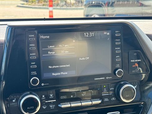 Used 2022 Toyota Highlander XLE AWD/4WD image 24