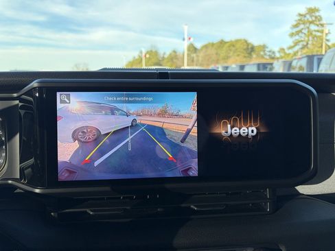 Used 2025 Jeep Gladiator Sport image 18