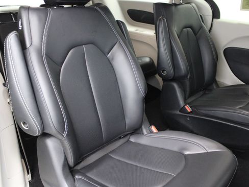 Used 2024 Chrysler Pacifica Limited FWD image 26