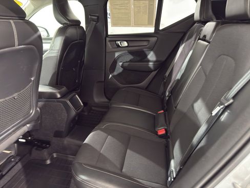 Used 2020 Volvo XC40 T4 Momentum image 16