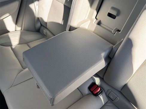 Used 2023 Volvo XC60 B5 Plus image 10