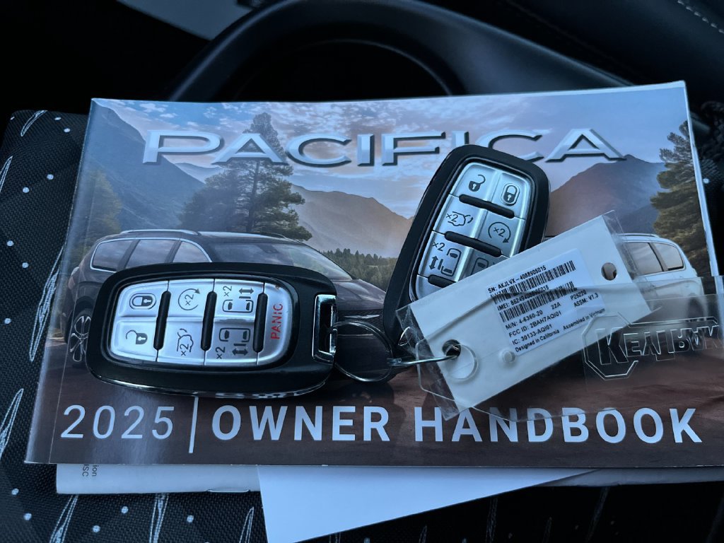 Used 2025 Chrysler Pacifica Select AWD/4WD image 9