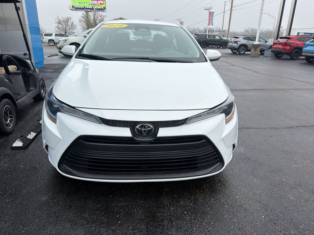 Used 2024 Toyota Corolla LE FWD image 2