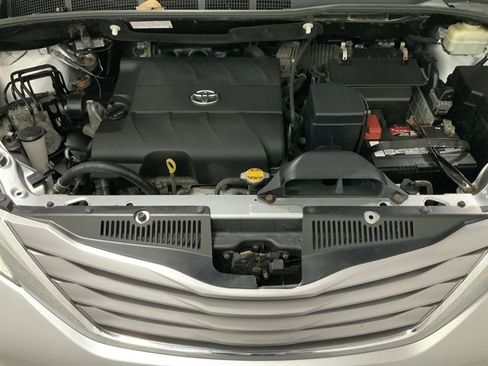 Used 2015 Toyota Sienna XLE image 10