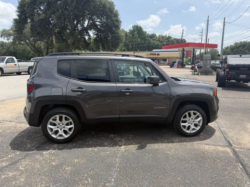 Used 2018 Jeep Renegade Latitude w/ Cold Weather Group AWD/4WD image 4