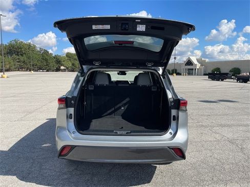 Used 2022 Toyota Highlander Limited image 16