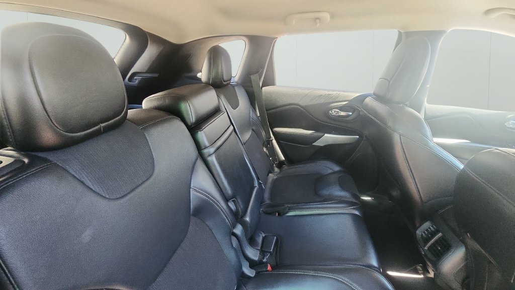 Used 2018 Jeep Cherokee Latitude Plus FWD image 11