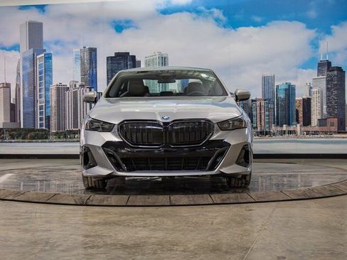 New 2026 BMW 550e xDrive w/ Premium Package image 3