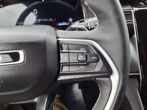 Used 2023 Jeep Grand Cherokee Altitude AWD/4WD image 13