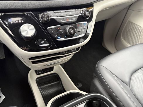 Used 2024 Chrysler Pacifica Touring-L image 16