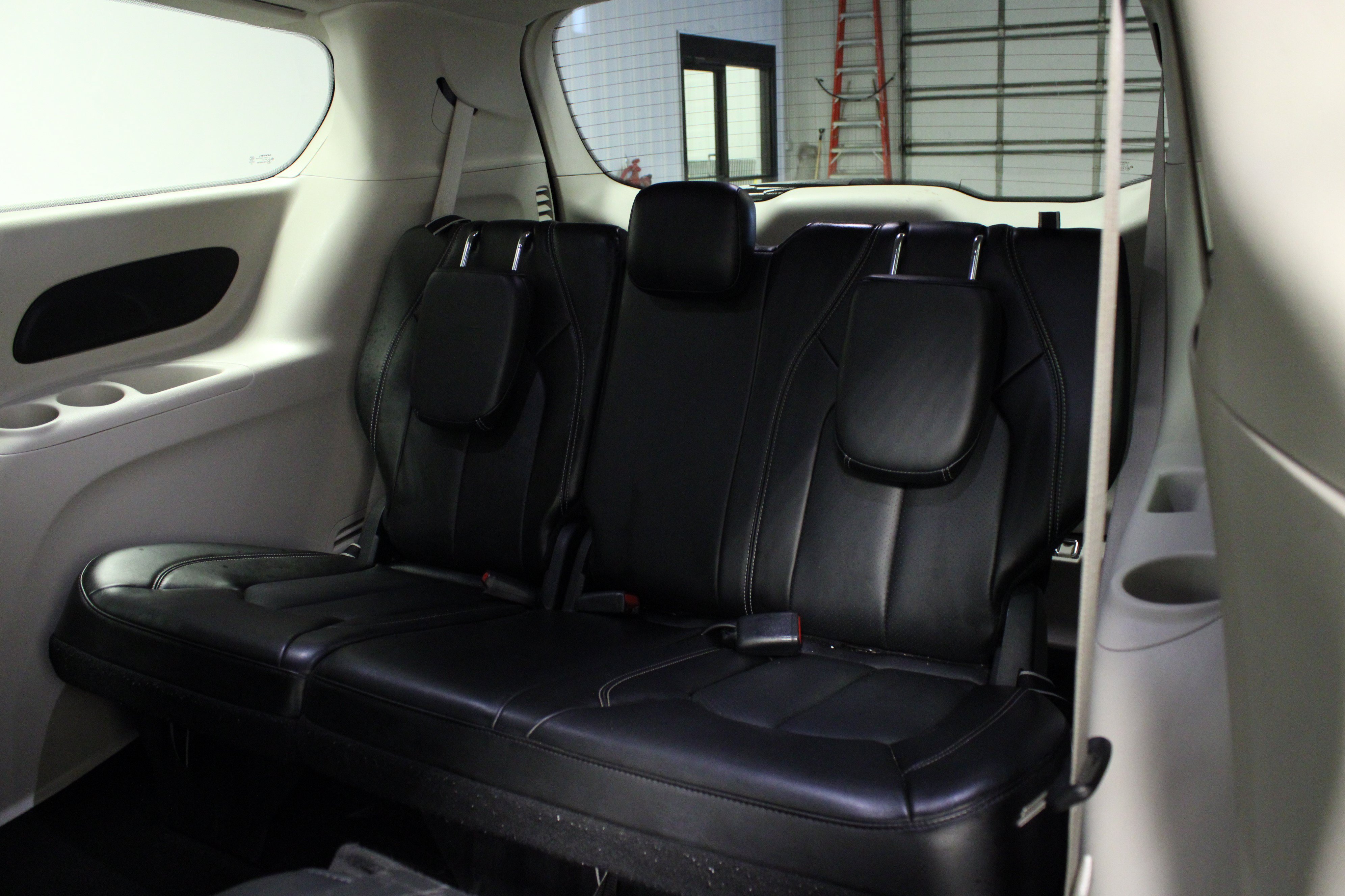 Used 2024 Chrysler Pacifica Limited FWD image 14