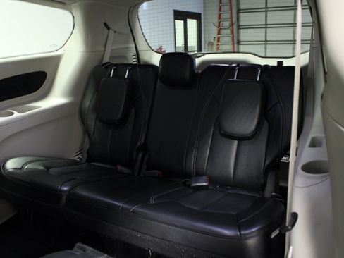 Used 2024 Chrysler Pacifica Limited FWD image 14