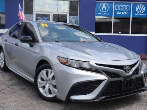 Used 2021 Toyota Camry SE FWD image 3