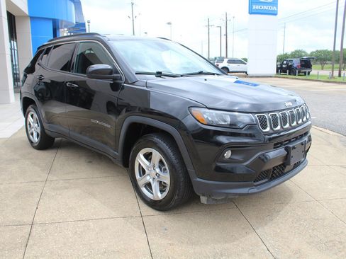 Used 2024 Jeep Compass Latitude w/ Altitude Special Edition AWD/4WD image 1