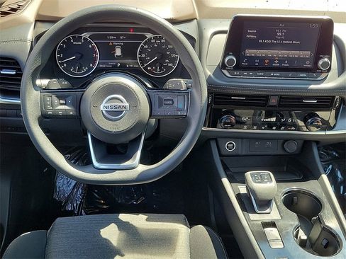 Used 2021 Nissan Rogue SV image 3