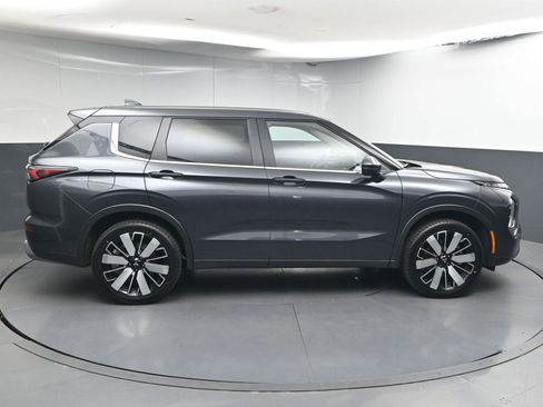 Used 2025 Mitsubishi Outlander AWD image 8
