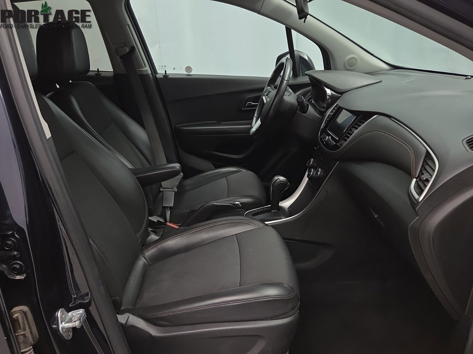 Used 2022 Chevrolet Trax LT w/ LT Convenience Package AWD/4WD image 33