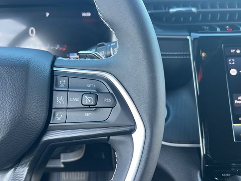 Used 2023 Jeep Grand Cherokee L Laredo image 32